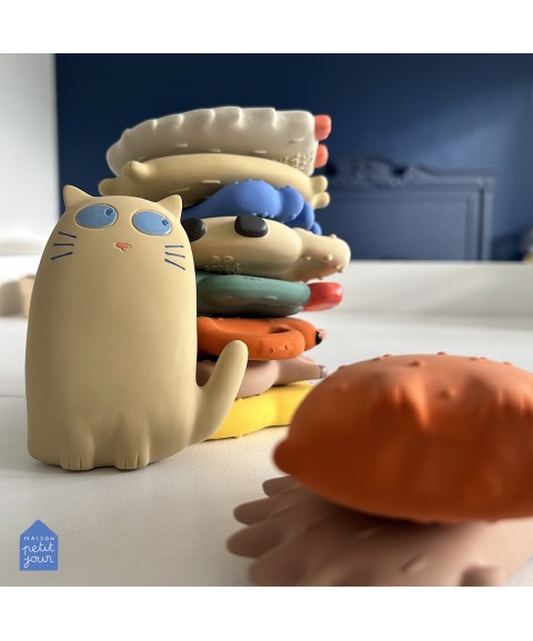 NATURAL RUBBER TEETHER HEDGEHOG